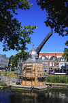 903329 Gezicht op de nog in aanbouw zijnde replica van de stadskraan (die tot 1837 bij de Stadhuisbrug stond) op de ...